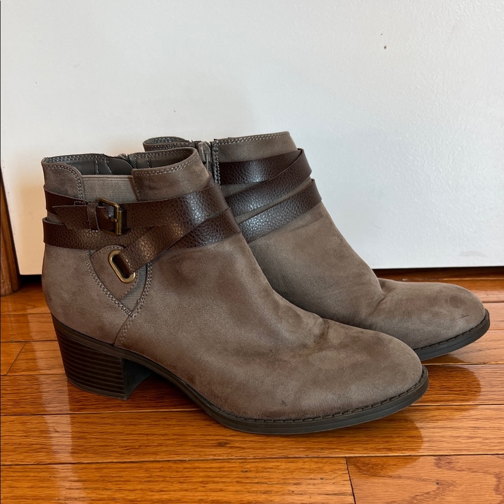 Bass, Brown zip up Ankle Boots with Buckle Detail, Sz 8.5, Great condition!!